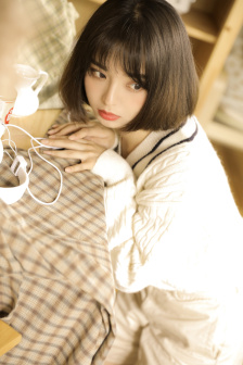 美女露胸